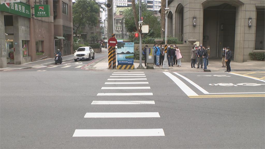 「公設變路障」過馬路像障礙賽 跨局處、單位會勘將重劃斑馬線