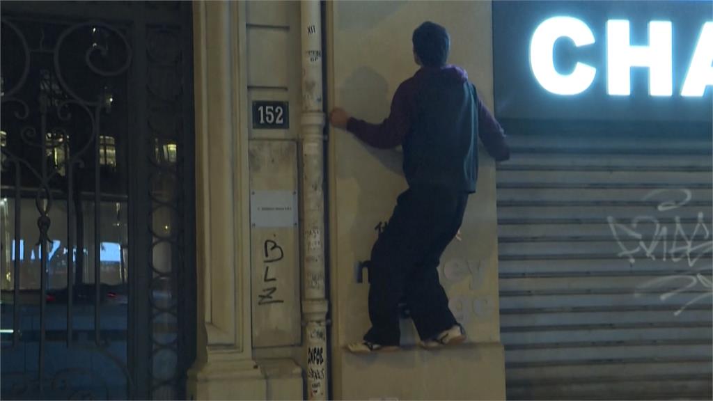 夜闖香榭大道爬牆關燈 好手力行「綠色跑酷」