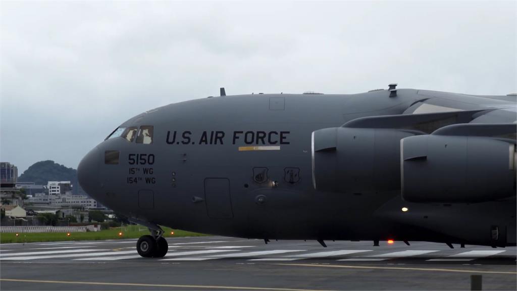 美軍C-17松機起飛畫面超震撼！「巨無霸海豚」超短距離靈活升空全網驚嘆
