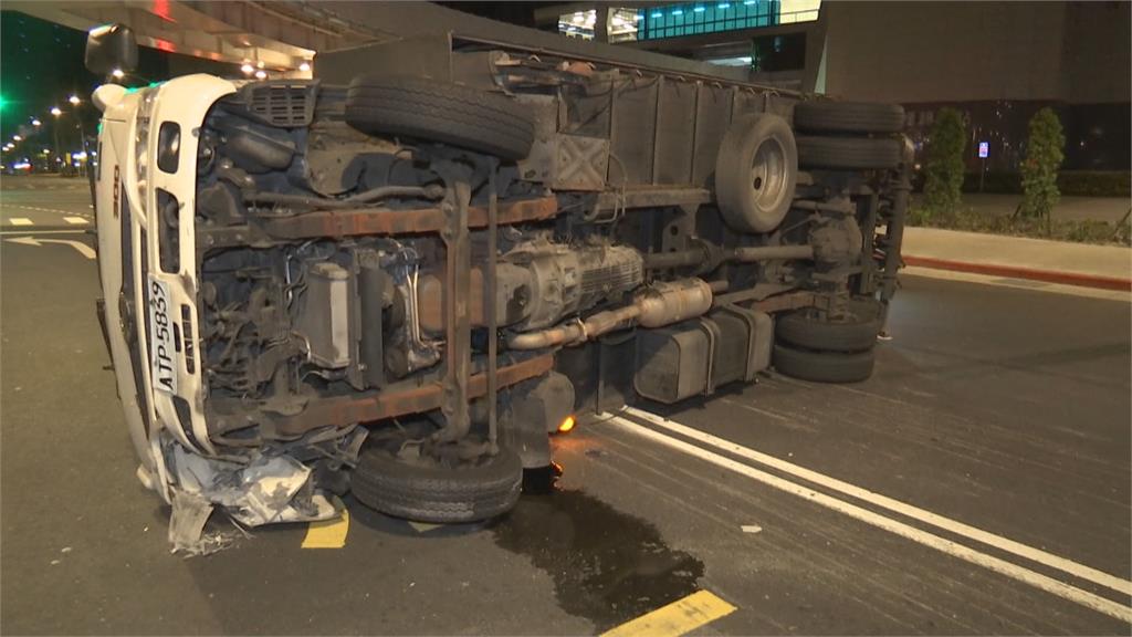 板橋偵防車開啟警報器...碰撞與綠燈直行貨車　雙方沒有酒駕　肇事責任有得算！