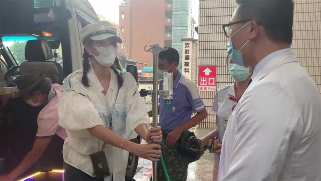 賈永婕直奔屏東4醫院 送800套防護衣及HFNC