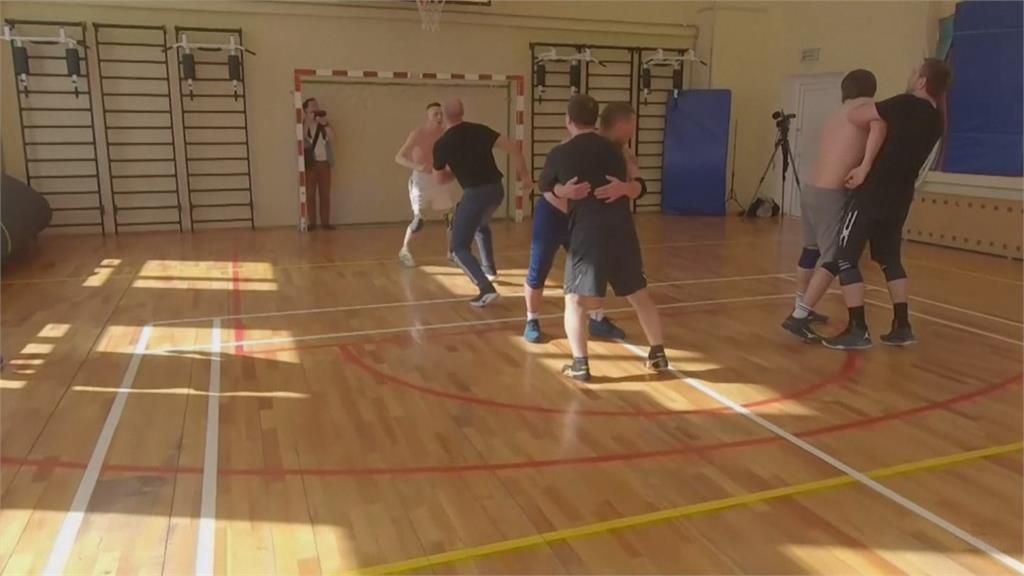 結合三項運動 俄羅斯摔角籃球超吸睛