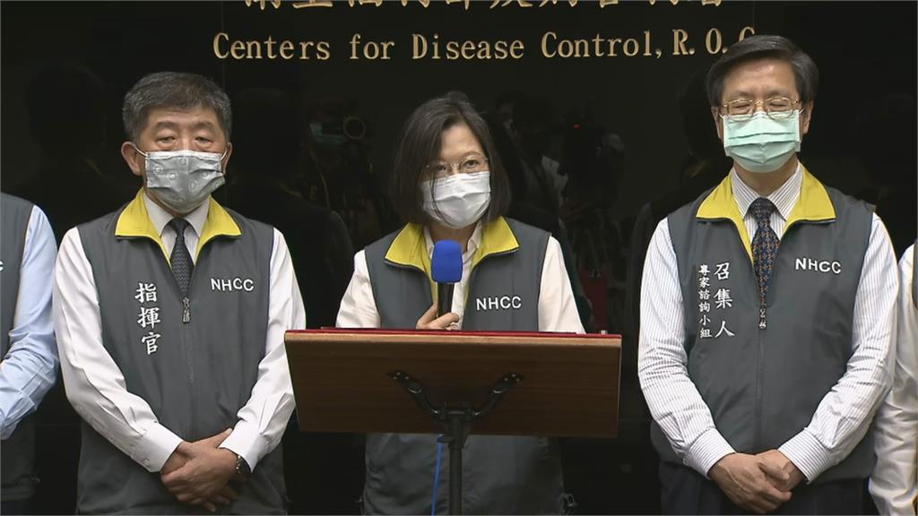 蔡總統赴指揮中心　慰勞防疫團隊並關心疫情