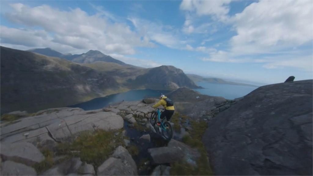 英國極限登山車手 蘇格蘭岩石山頂驚險衝山下