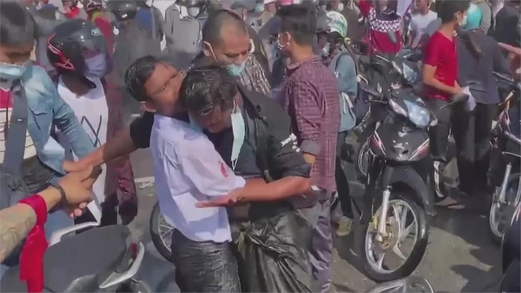 要求釋放翁山蘇姬！緬甸逾10年最大抗議 仰光大陣仗「反政變」警發射水砲驅散示威者