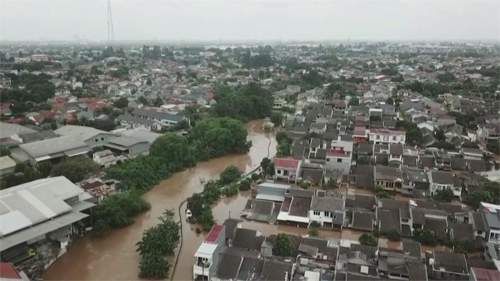 大雨不斷！雅加達水淹近一層樓高 急撤逾千人