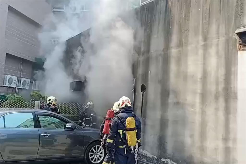 快新聞／濃煙狂竄！ 嘉義市友孝路建築物1樓大火 緊急救出3人