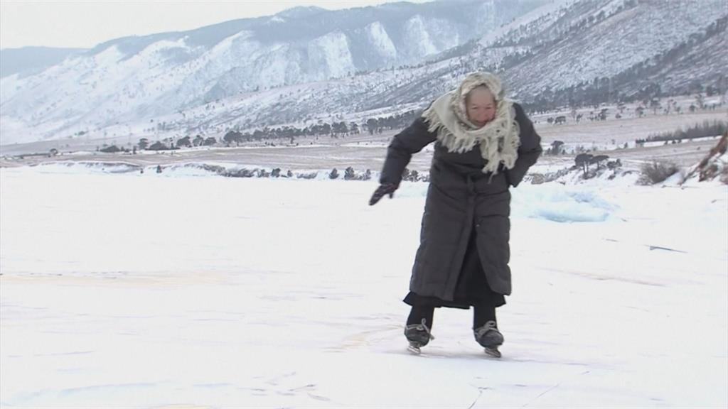 79歲老奶奶好本領！ 貝加爾湖畔滑冰趴趴走