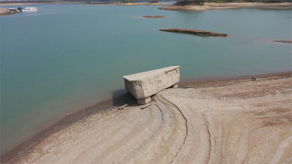 台南烏山頭水庫水位低土壤裸露 　「石鋼琴」奇景現身