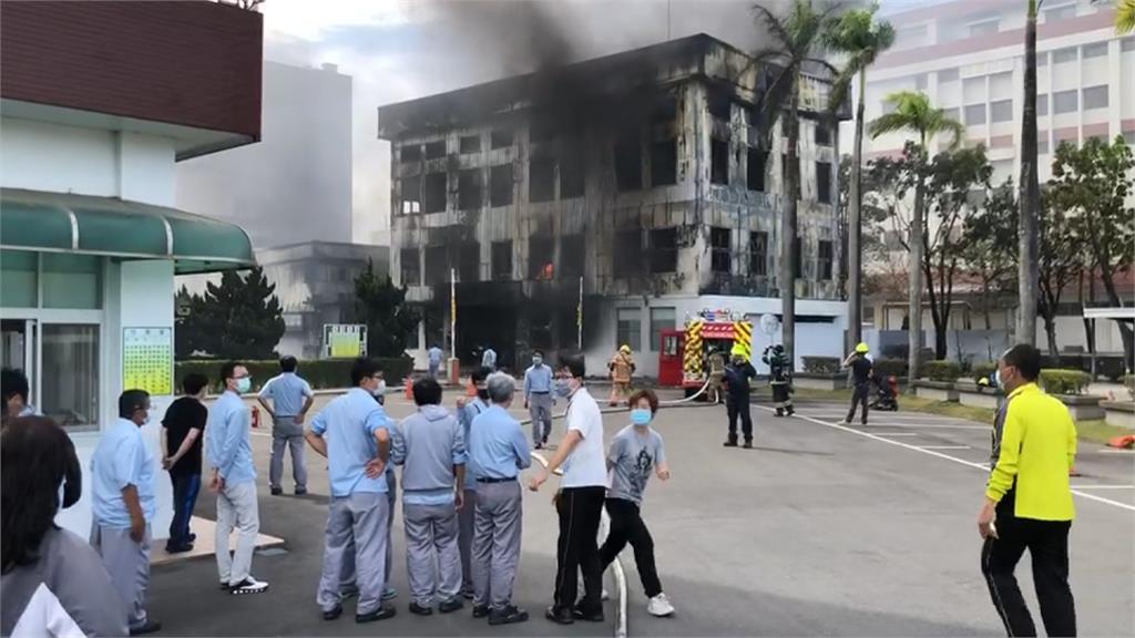 疑瓦斯外洩！新營生泰合成廠房大火頻傳爆炸聲　消防員一度撤退