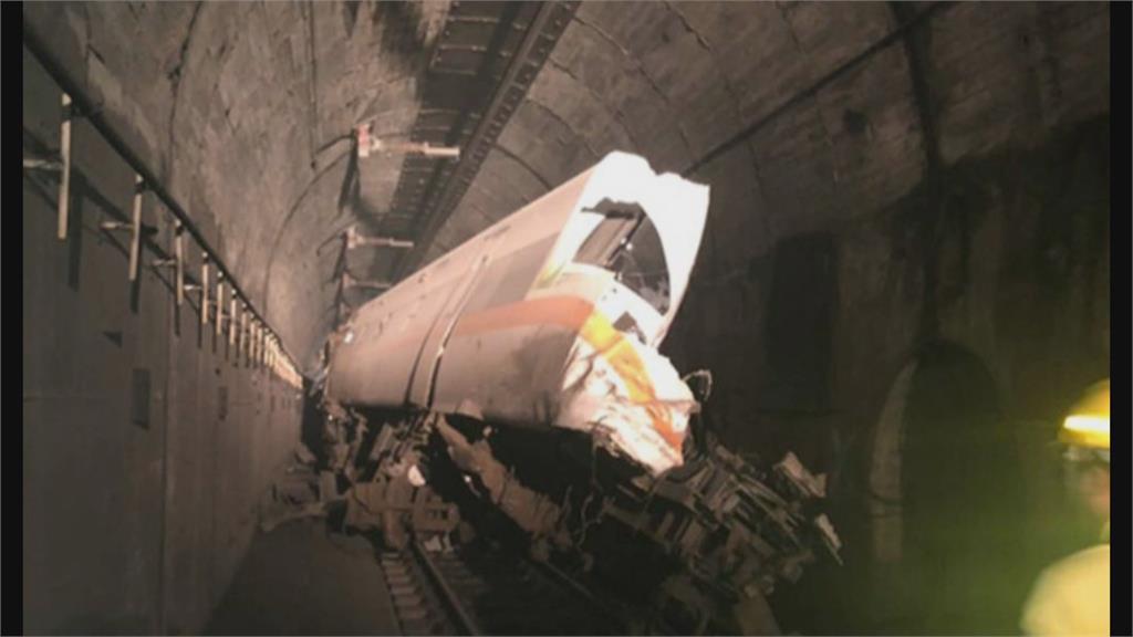 驚悚！太魯閣號出軌卡隧道 車頭遭削掉一半