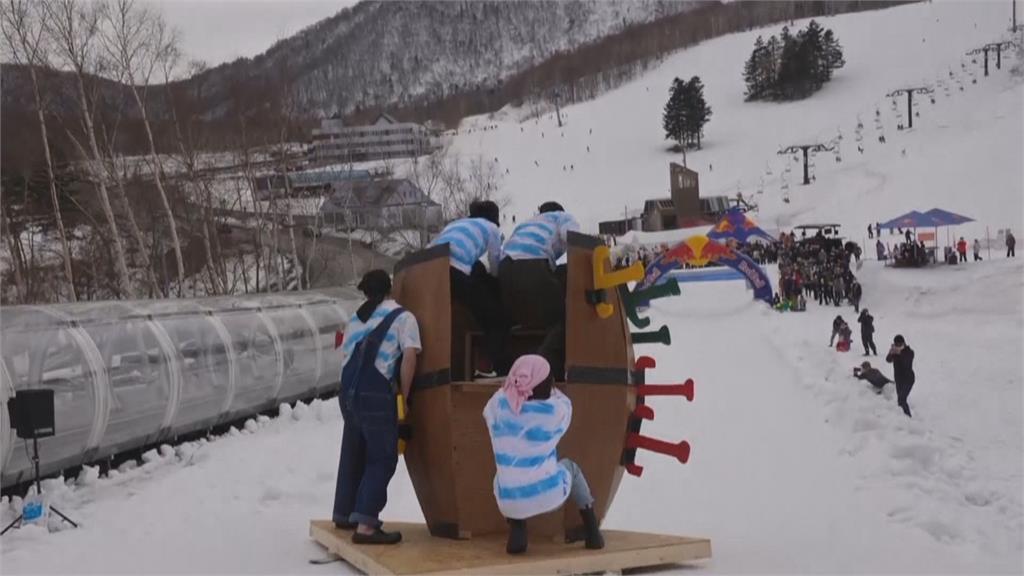 創意造型大比拚！  日本、俄羅斯雪上皂飛車賽
