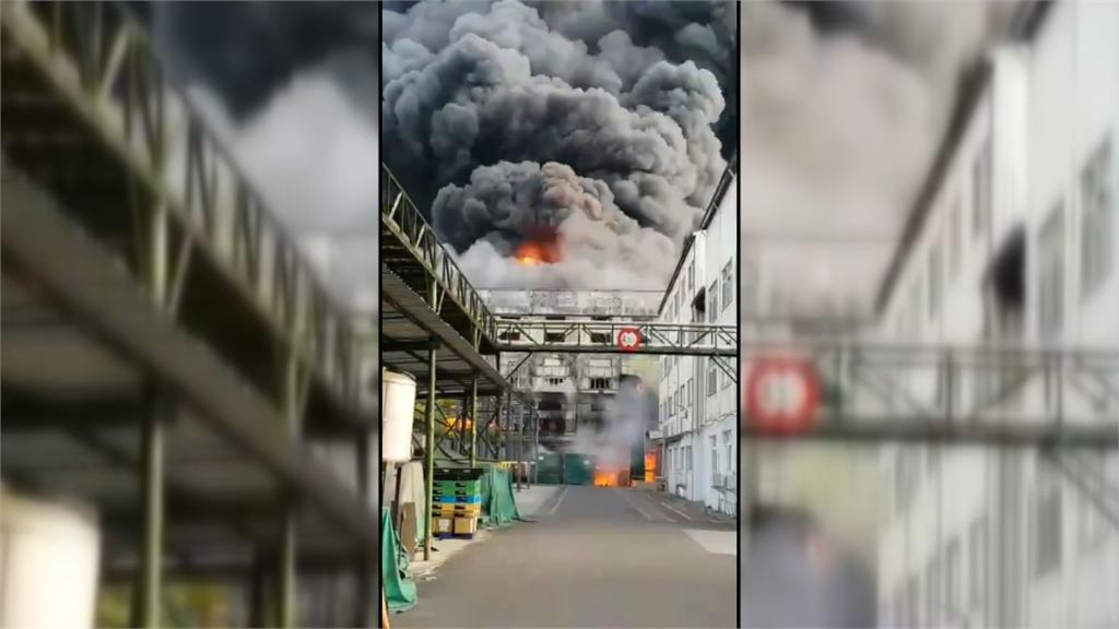 疑瓦斯外洩！新營生泰合成廠房大火頻傳爆炸聲　消防員一度撤退